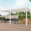 Nowoczesne patio na świeżym powietrzu z Lamelowym zadaszeniem manualnym, czarno-białymi siedzeniami, drewnianą wanną z hydromasażem ze schodami, rośliną doniczkową i piecem opalanym drewnem na drewnianym pokładzie, a wszystko to otoczone kamiennym murem i zielenią.
