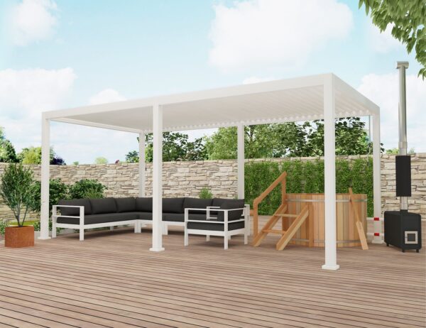 Nowoczesne patio na świeżym powietrzu z Lamelowym zadaszeniem manualnym, czarno-białymi siedzeniami, drewnianą wanną z hydromasażem ze schodami, rośliną doniczkową i piecem opalanym drewnem na drewnianym pokładzie, a wszystko to otoczone kamiennym murem i zielenią.