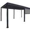 Nowoczesna czarna metalowa pergola z dachem z listew i czterema nogami, z "Przesuwną ścianą lamelową lub stałym panelem lamelowym na wymiar" jako częściowo zamkniętym panelem bocznym. Konstrukcja wyizolowana na białym tle.