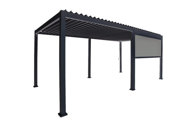 Nowoczesna czarna metalowa pergola z dachem z listew i czterema nogami, z "Przesuwną ścianą lamelową lub stałym panelem lamelowym na wymiar" jako częściowo zamkniętym panelem bocznym. Konstrukcja wyizolowana na białym tle.