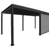 Ekran na wymiar to nowoczesna, wolnostojąca czarna metalowa pergola z dachem lamelowym i wysuwanym bocznym ekranem z tkaniny, wyświetlanym na białym tle.