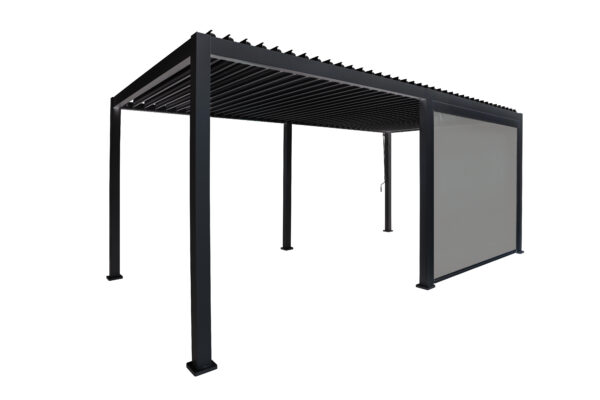 Ekran na wymiar to nowoczesna, wolnostojąca czarna metalowa pergola z dachem lamelowym i wysuwanym bocznym ekranem z tkaniny, wyświetlanym na białym tle.
