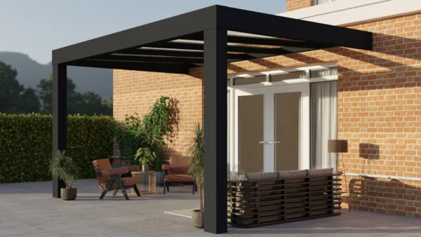 Nowoczesne patio z pergolą Zadaszenie tarasowe Cube w kolorze czarnym, meblami ogrodowymi, roślinami doniczkowymi i ceglaną ścianą. Światło słoneczne przenika przez pergolę, rzucając cienie, które tworzą przytulną i zachęcającą przestrzeń mieszkalną na zewnątrz.